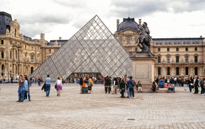 The Louvre Museum -1995