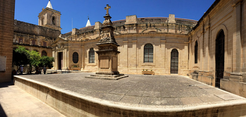 Cour de la cocathdrale