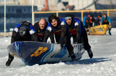 Course en canot  glace de Montral