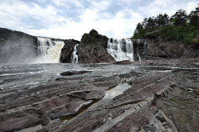 au pied des chutes