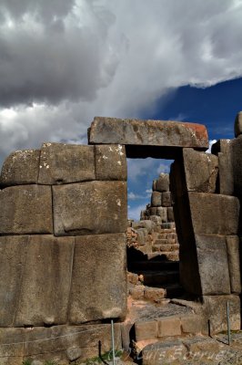 sacsayhuamanPuerta.jpg