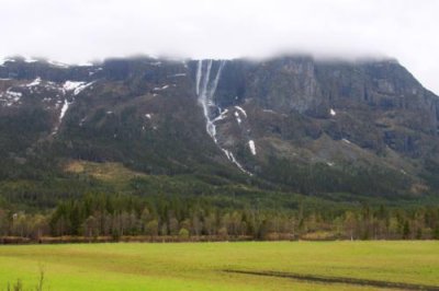 6247 Hemsadal Valley waterfalls.jpg