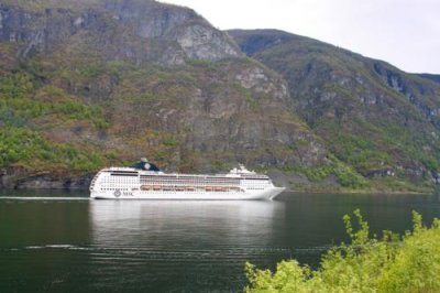 6340 Cruise ship Aurlanfjorden.jpg