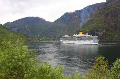 6344 Cruise ship Aurlands Fjord.jpg