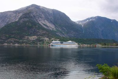 6689 Eidfjorden Cruise ship.jpg