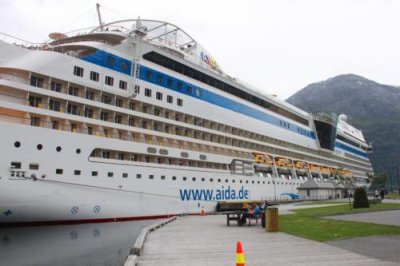 6697 Cruise Ship Eidfjord.jpg