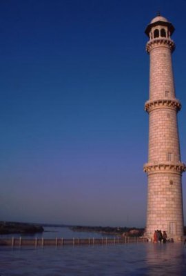1995007049 Taj Mahal minaret.jpg