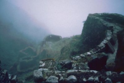 1996016069 Phuyapatamarca ruins Inca Trail.jpg
