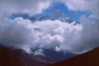 1997025019 Thamserku through clouds.jpg