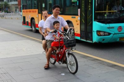 2015080467 Moped family Shenzhen.jpg