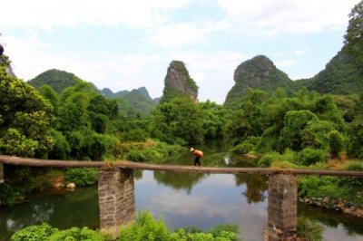 2015080559 Woman Yulong River.jpg