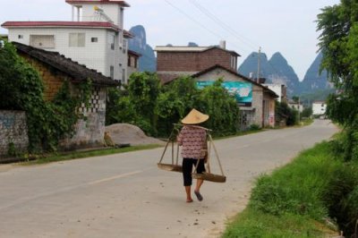 2015080577 Yangshuo woman.jpg