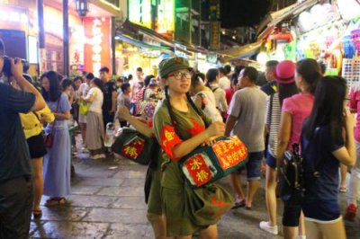 2015080778 Street Seller Yangshuo.jpg