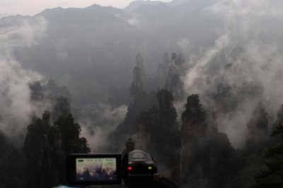 2015081052 Filming Zhangjiajie mists.jpg