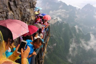 2015081164 Sheer drop Tianmen Shan.jpg