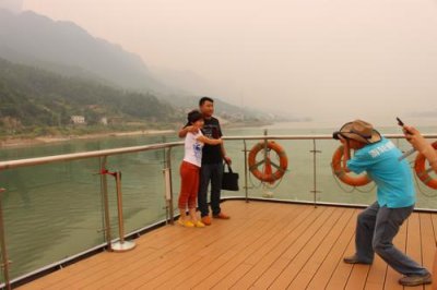 2015081541 Tourists Xiling Gorge.jpg