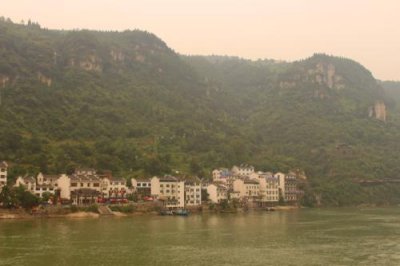 2015081594 Houses Xiling Gorge.jpg