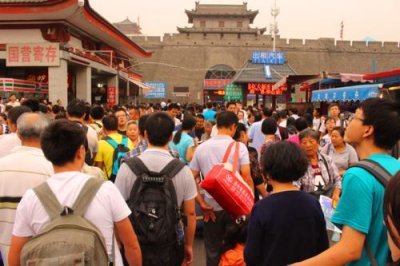 2015081707 Crowds Xian Railway Station.jpg