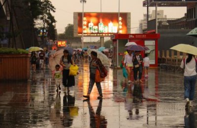 2015081831 Rainy Street Xian.jpg