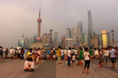 2015082060 Crowds Shanghai skyline.jpg