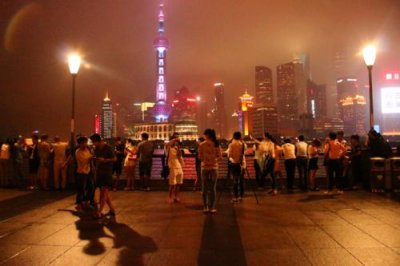 2015082134 Crowds Shanghai skyline.jpg