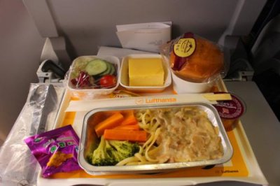 2015082429 Lufthansa Meal.jpg