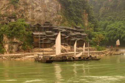 2015081585 Wooden Houses Xiling Gorge.jpg