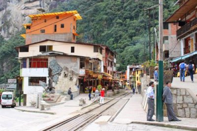 2016045635 Train line Aguas Calientes.jpg