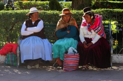 2016034478 Three women Puno.jpg