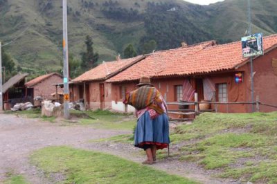 2016044792 Old woman near Cusco.jpg