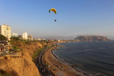 2016045786 Paraglider Miraflores Lima.jpg