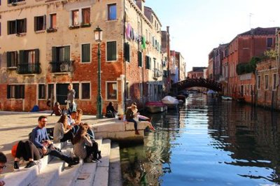 2016107848 Tourists in Venice.jpg