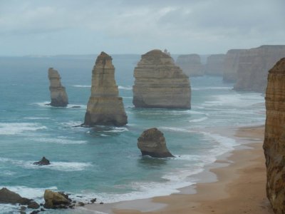 GreatOceanRd12Apostles1030.JPG