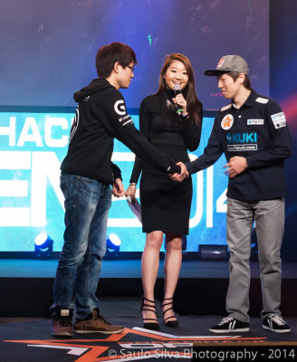 ForGG and Life shaking hands before the final match