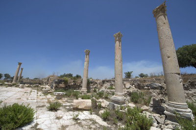 Gadara Macellum and colonnaded courtyard 1254.jpg