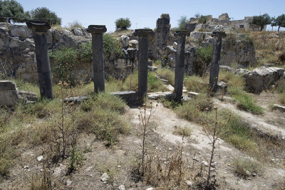 Gadara Macellum and colonnaded courtyard 1258.jpg