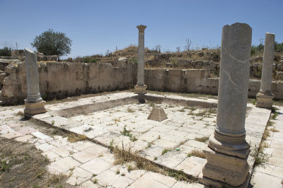 Gadara Macellum and colonnaded courtyard 1260.jpg