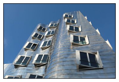 Gehry Middle building, mirror faade