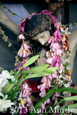 Cristo covered with flowers