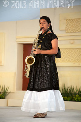 Contestant from El Espinal playing saxaphone