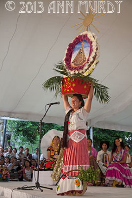 Contestant from San Sebastion Tutla with canasta