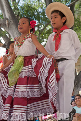 Children in clothing from Pinotepa Nacional