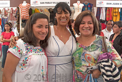 Lila Downs with fans at Artesanias Fair