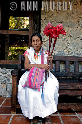 La Mujer con Las Flores