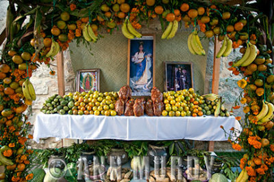 Altar with arch full of fruit