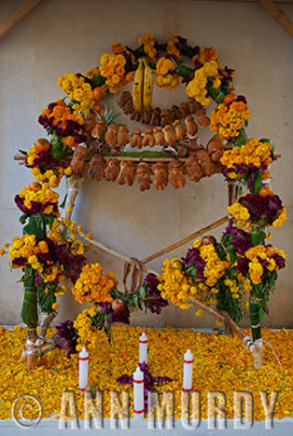 Altar con velas y pan