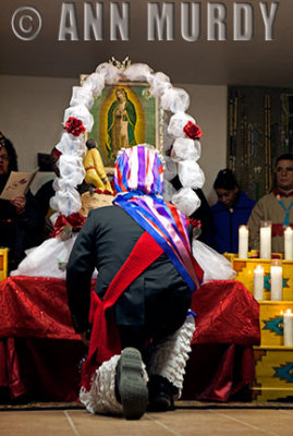 Danzante praying to the Virgin