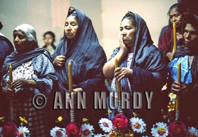 Women holding velas
