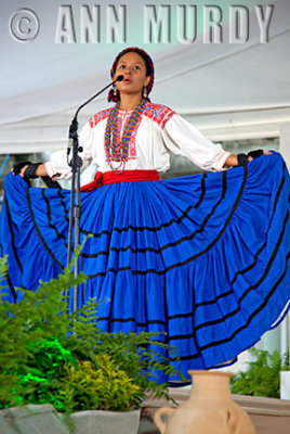 Contestant from Ejulta de Crespo onstage