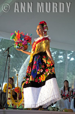 Contestant from Juchitan holding xicapextle